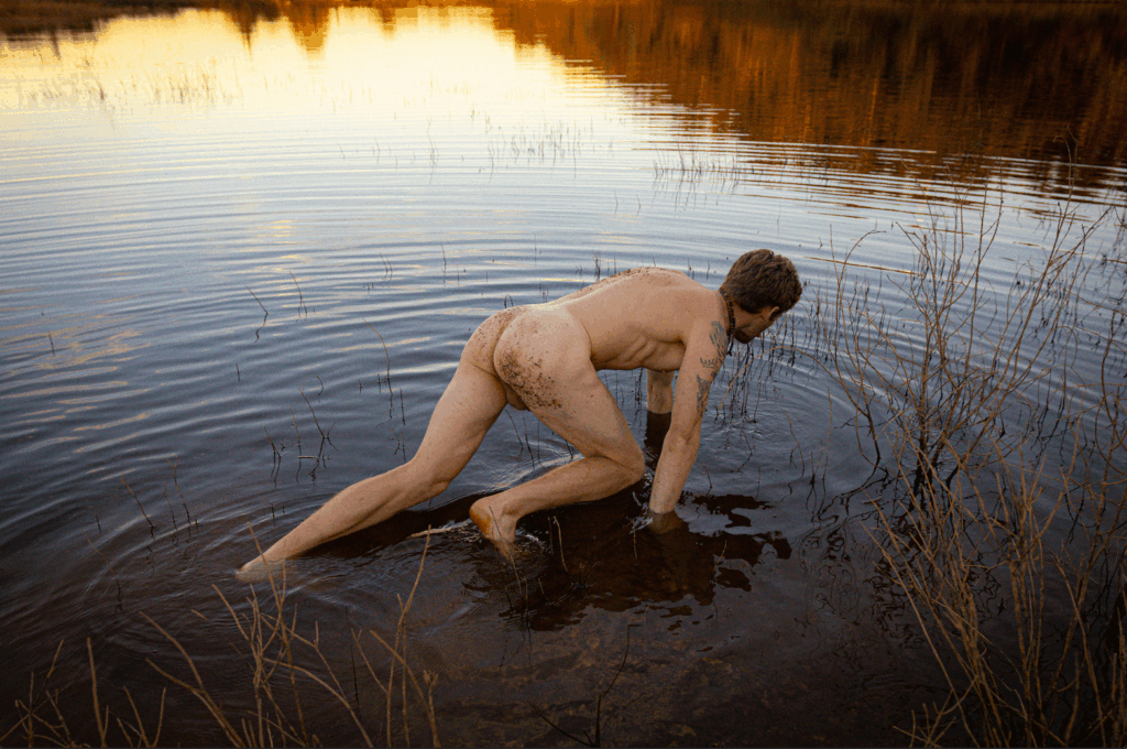 Sesión de fotos artística boudoir de hombre por Elisa Bohmisch en Portugal / Disponible en El Salvador, Guatemala, México, Latinoamérica / Tamera Healing Biotipe / Nude Art Portraits / Fotógrafa Guatemala / Fotógrafa El Salvador / Mejores fotógrafos El Salvador / Fotógrafa Latina / Fotógrafa Salvadoreña