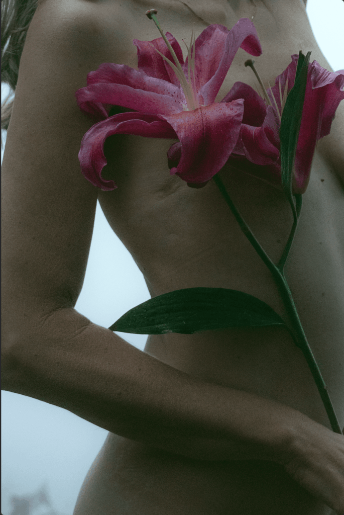 Sesión de fotos artística boudoir mujer por Elisa Bohmisch / Disponible en El Salvador, Guatemala, México, Latinoamérica / El Zonte / Beach Art Portraits / Fotógrafa El Salvador / Healing Photoshoot after cancer / Scar close up beauty