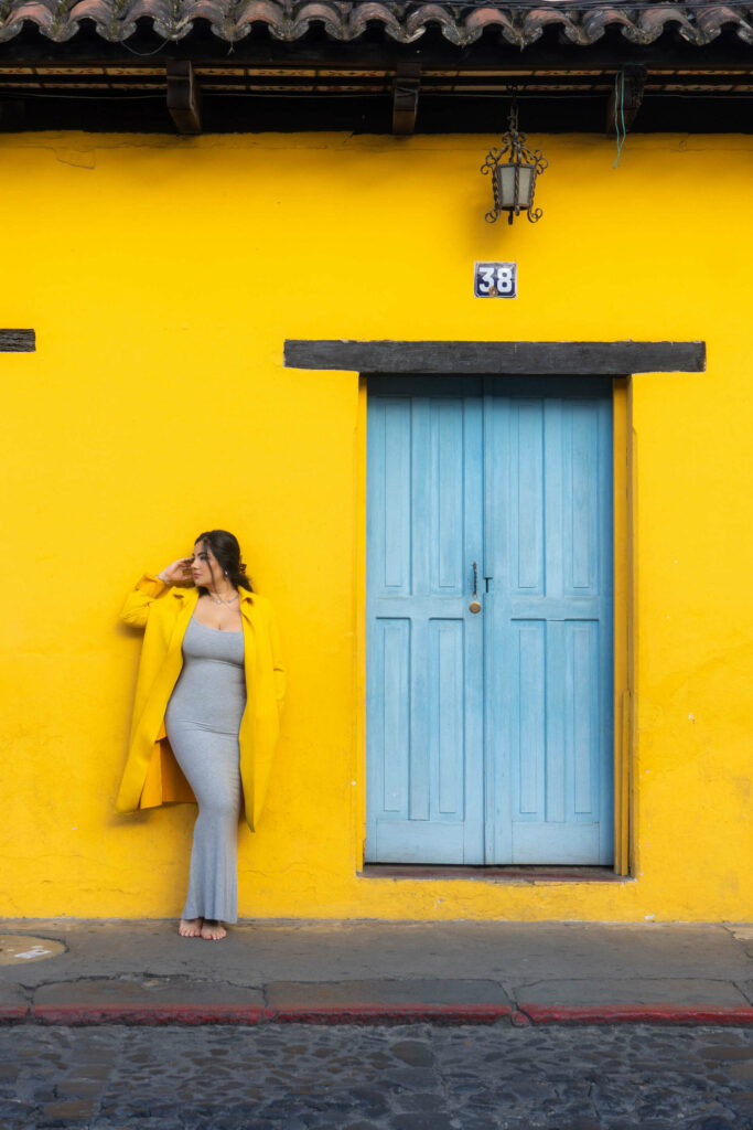 Sesión de fotos de moda artística en Antigua Guatemala por Elisa Bohmisch / Disponible en El Salvador, Guatemala, México, Latinoamérica / Art Portraits / Fotógrafa Guatemala / Fotógrafa El Salvador / Mejores fotógrafos El Salvador / Fotógrafa Latina / Fotógrafa Salvadoreña /