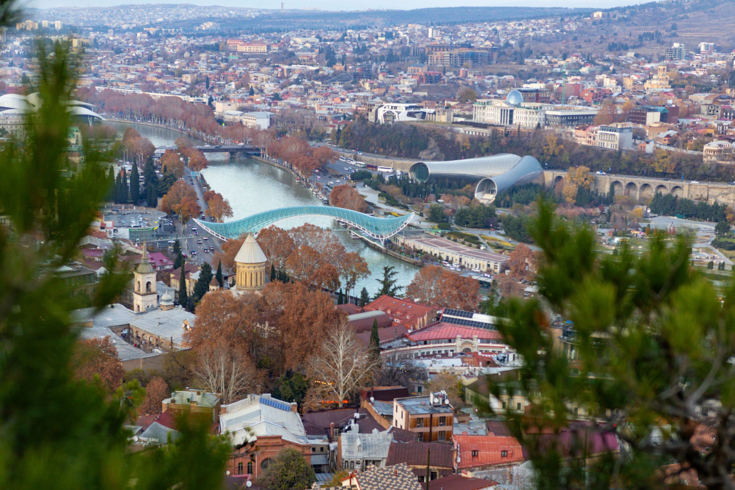 Retrato Old Town Tbilisi, Georgia: Böhmisch | Elisa Hernández | Fotógrafa en exteriores. Iluminación suave, natural y estilo documental.
