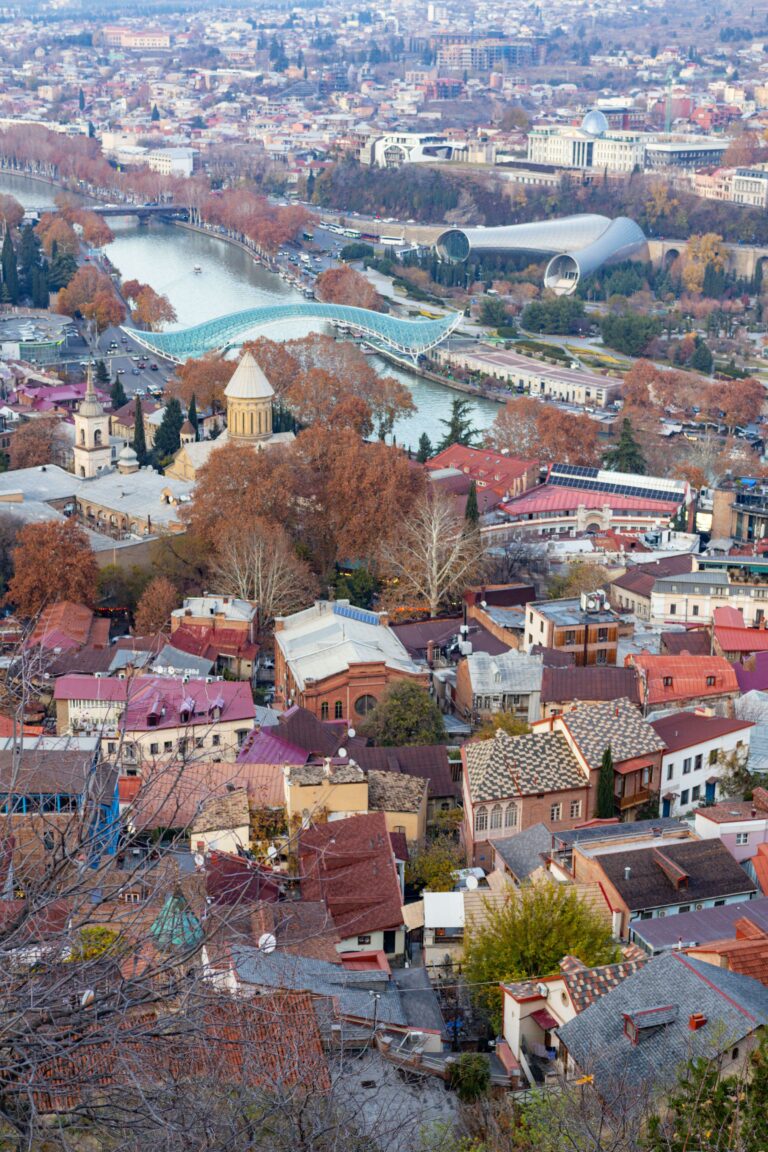 Retrato Old Town Tbilisi, Georgia: Böhmisch | Elisa Hernández | Fotógrafa en exteriores. Iluminación suave, natural y estilo documental.
