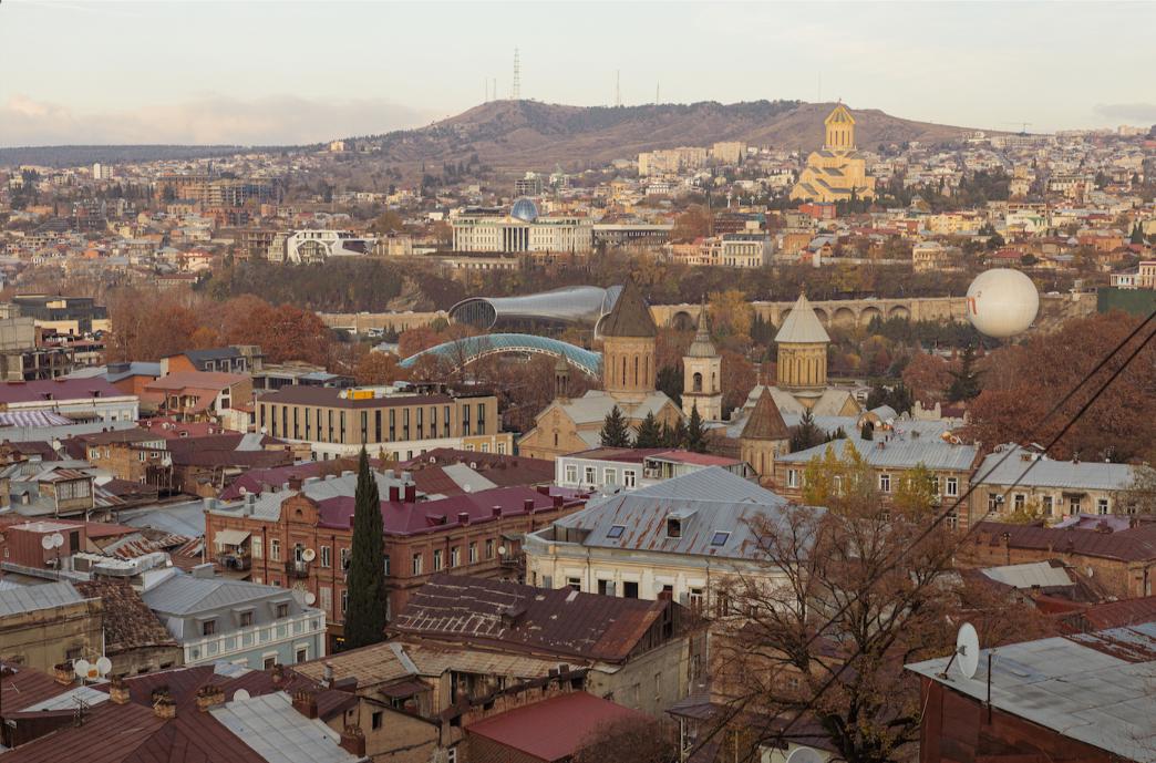 Retrato Old Town Tbilisi, Georgia: Böhmisch | Elisa Hernández | Fotógrafa en exteriores. Iluminación suave, natural y estilo documental.
