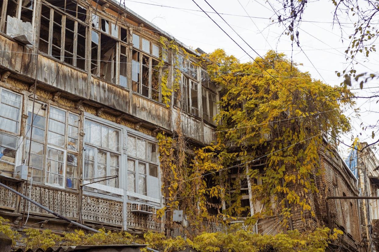 Retrato Old Town Tbilisi, Georgia: Böhmisch | Elisa Hernández | Fotógrafa en exteriores. Iluminación suave, natural y estilo documental.