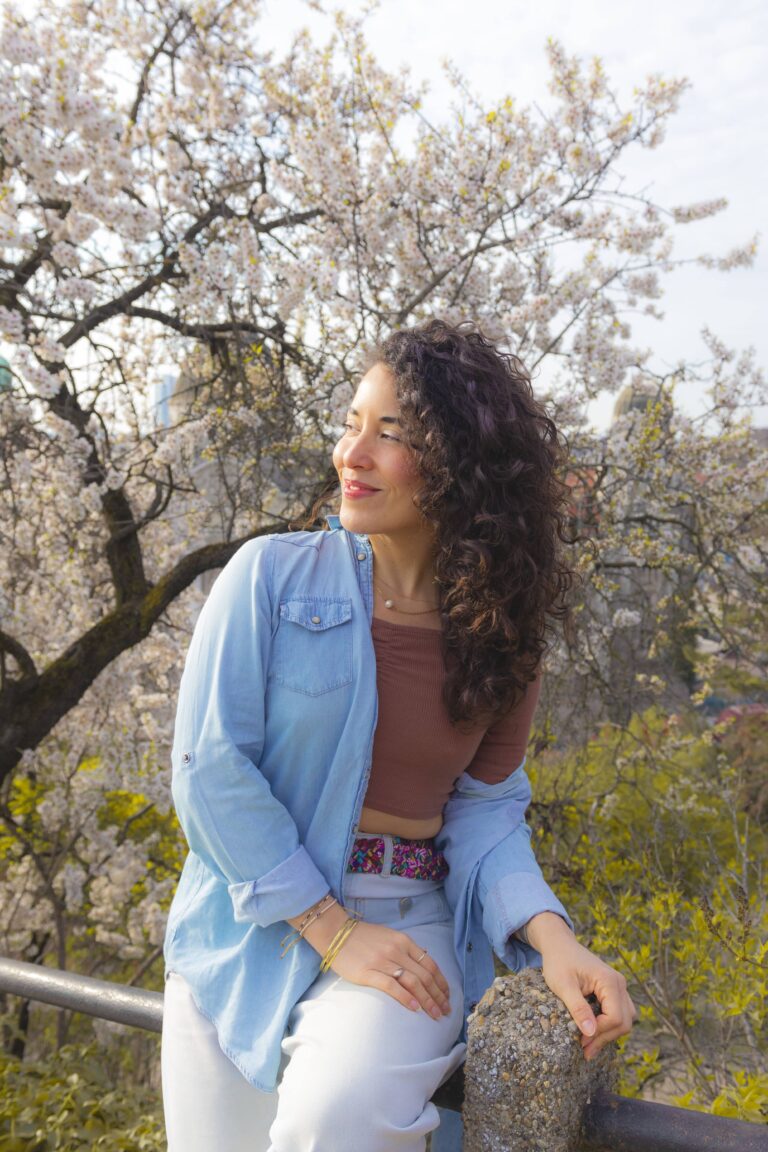 Retrato de mujer: Böhmisch | Elisa Hernández | Fotógrafa en exteriores con vestuario casual en Gellert Hill, Budapest. Iluminación suave, natural y estilo romántico en Primavera