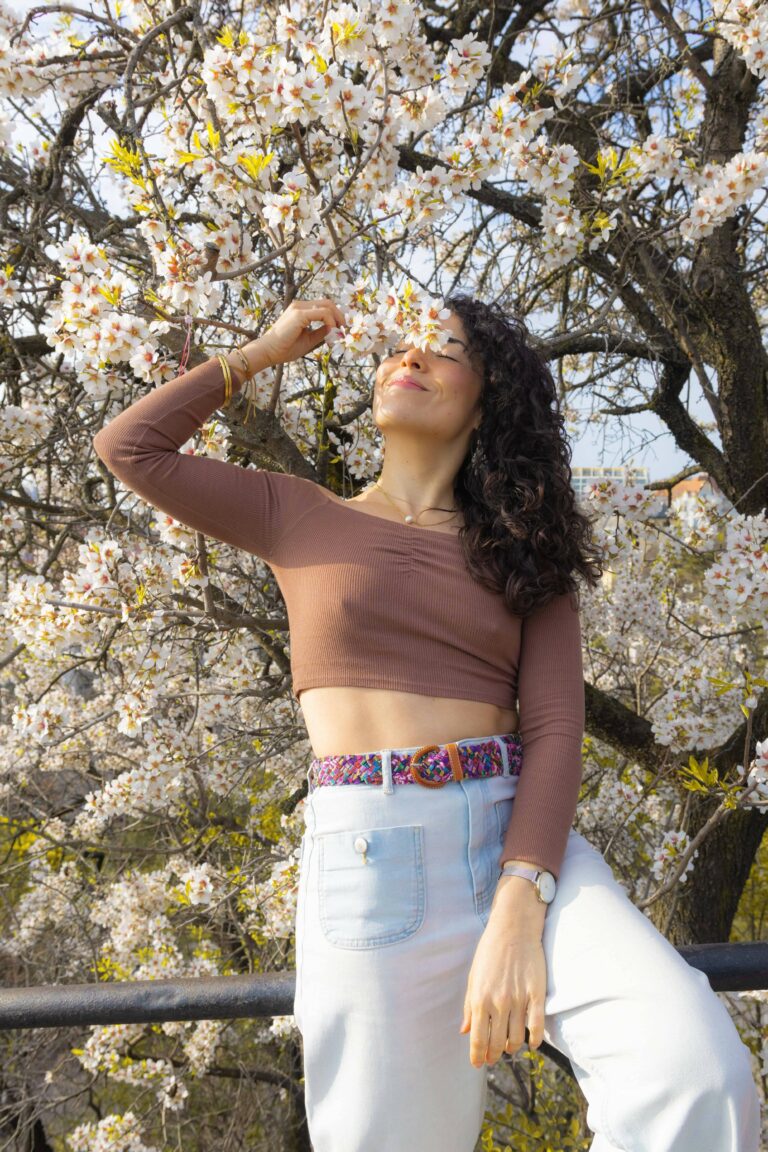 Retrato de mujer: Böhmisch | Elisa Hernández | Fotógrafa en exteriores con vestuario casual en Gellert Hill, Budapest. Iluminación suave, natural y estilo romántico en Primavera