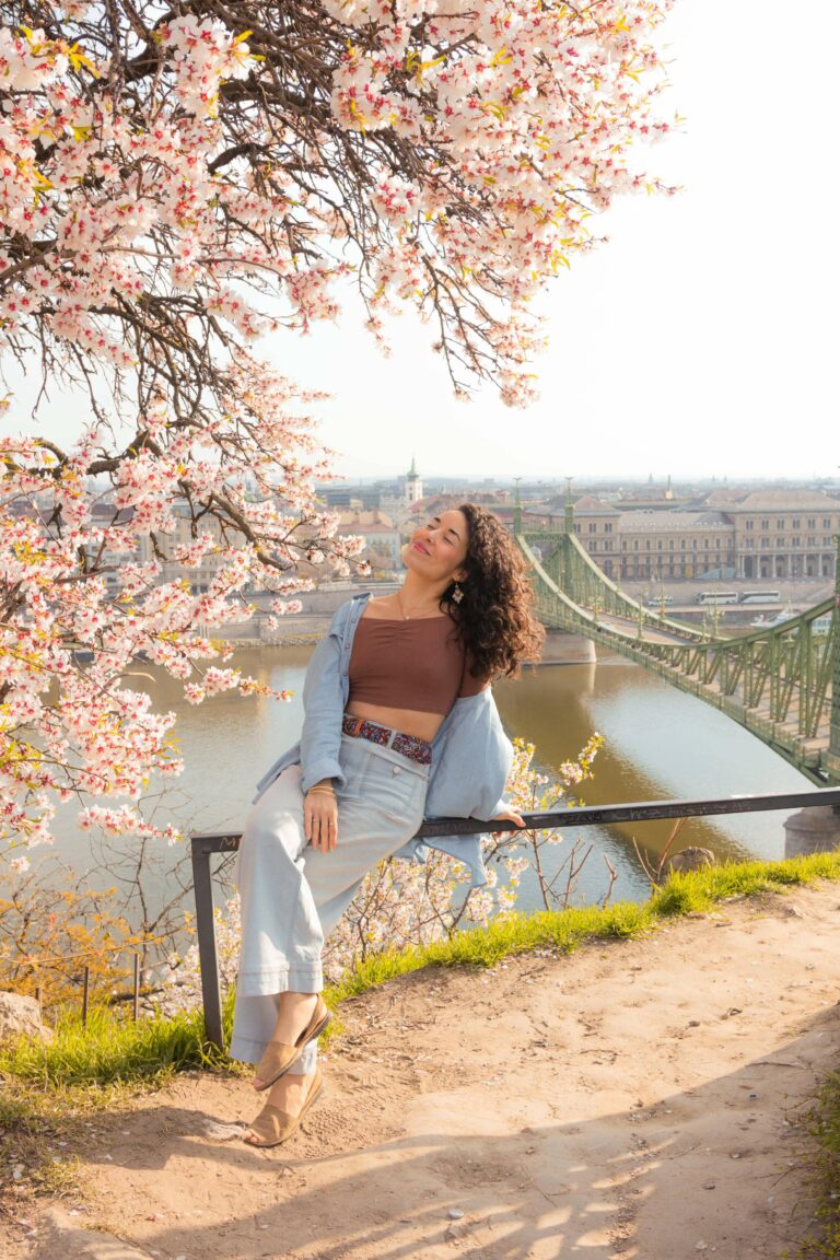 Retrato de mujer: Böhmisch | Elisa Hernández | Fotógrafa en exteriores con vestuario casual en Gellert Hill, Budapest. Iluminación suave, natural y estilo romántico en Primavera