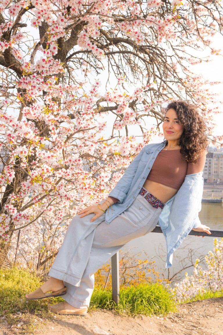 Retrato de mujer: Böhmisch | Elisa Hernández | Fotógrafa en exteriores con vestuario casual en Gellert Hill, Budapest. Iluminación suave, natural y estilo romántico en Primavera
