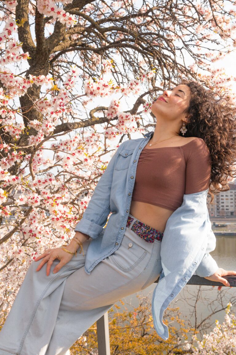 Retrato de mujer: Böhmisch | Elisa Hernández | Fotógrafa en exteriores con vestuario casual en Gellert Hill, Budapest. Iluminación suave, natural y estilo romántico en Primavera