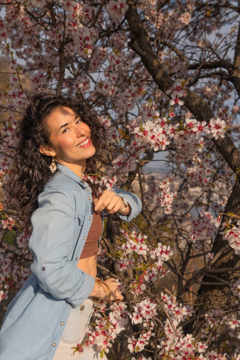 Retrato de mujer: Böhmisch | Elisa Hernández | Fotógrafa en exteriores con vestuario casual en Gellert Hill, Budapest. Iluminación suave, natural y estilo romántico en Primavera