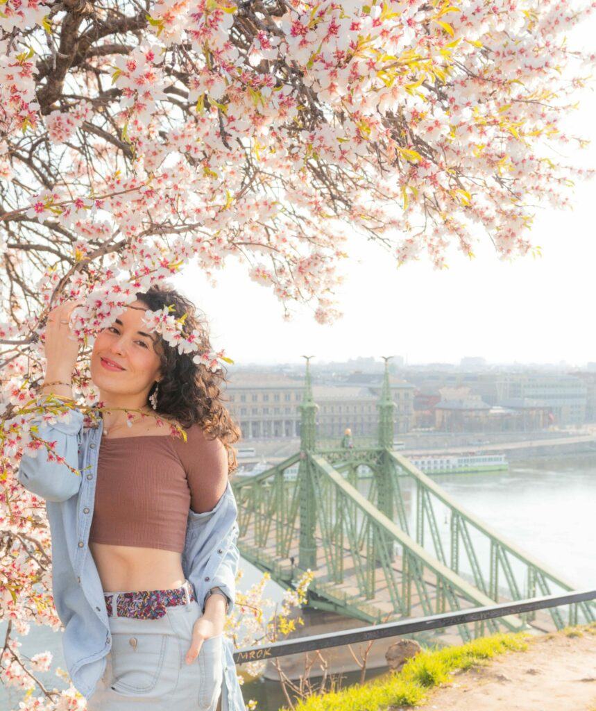 Retrato de mujer: Böhmisch | Elisa Hernández | Fotógrafa en exteriores con vestuario casual en Gellert Hill, Budapest. Iluminación suave, natural y estilo romántico en Primavera
