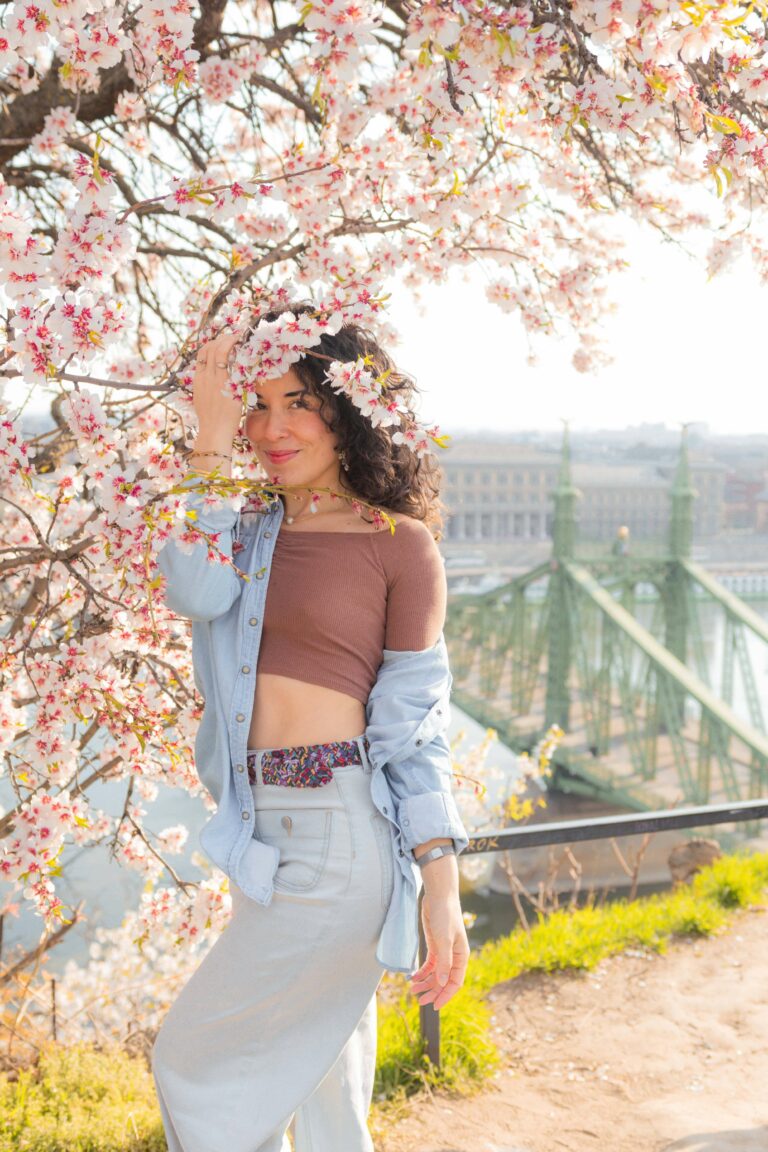 Retrato de mujer: Böhmisch | Elisa Hernández | Fotógrafa en exteriores con vestuario casual en Gellert Hill, Budapest. Iluminación suave, natural y estilo romántico en Primavera