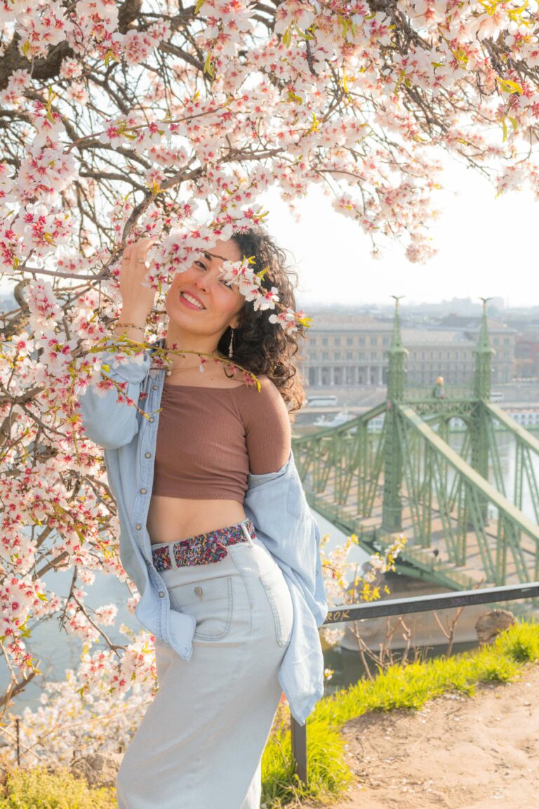 Retrato de mujer: Böhmisch | Elisa Hernández | Fotógrafa en exteriores con vestuario casual en Gellert Hill, Budapest. Iluminación suave, natural y estilo romántico en Primavera