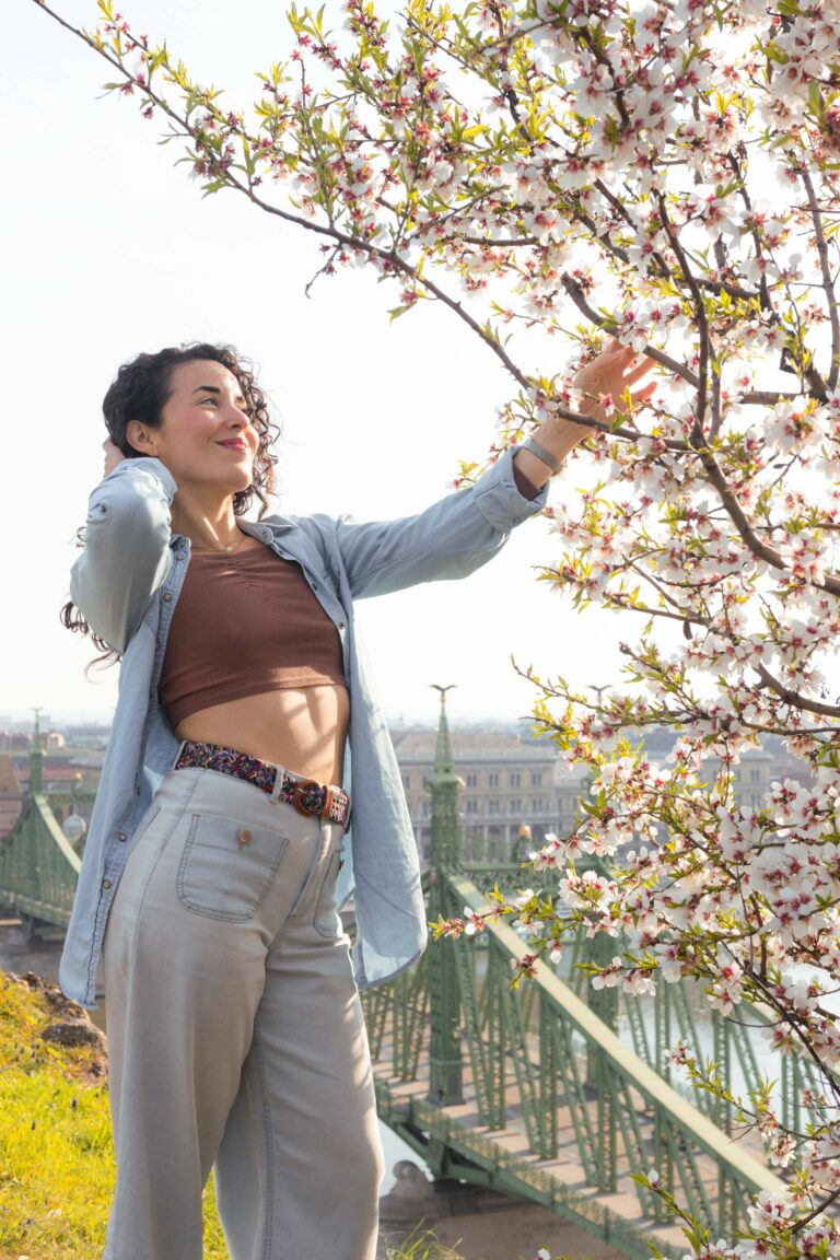 Retrato de mujer: Böhmisch | Elisa Hernández | Fotógrafa en exteriores con vestuario casual en Gellert Hill, Budapest. Iluminación suave, natural y estilo romántico en Primavera