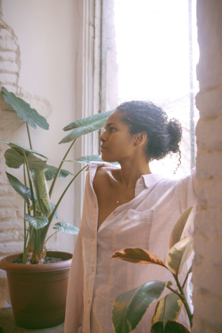 Retrato de mujer latina en Tbilisi, Georgia: Böhmisch | Elisa Hernández | Fotógrafa de mujeres en exteriores. Iluminación suave y natural