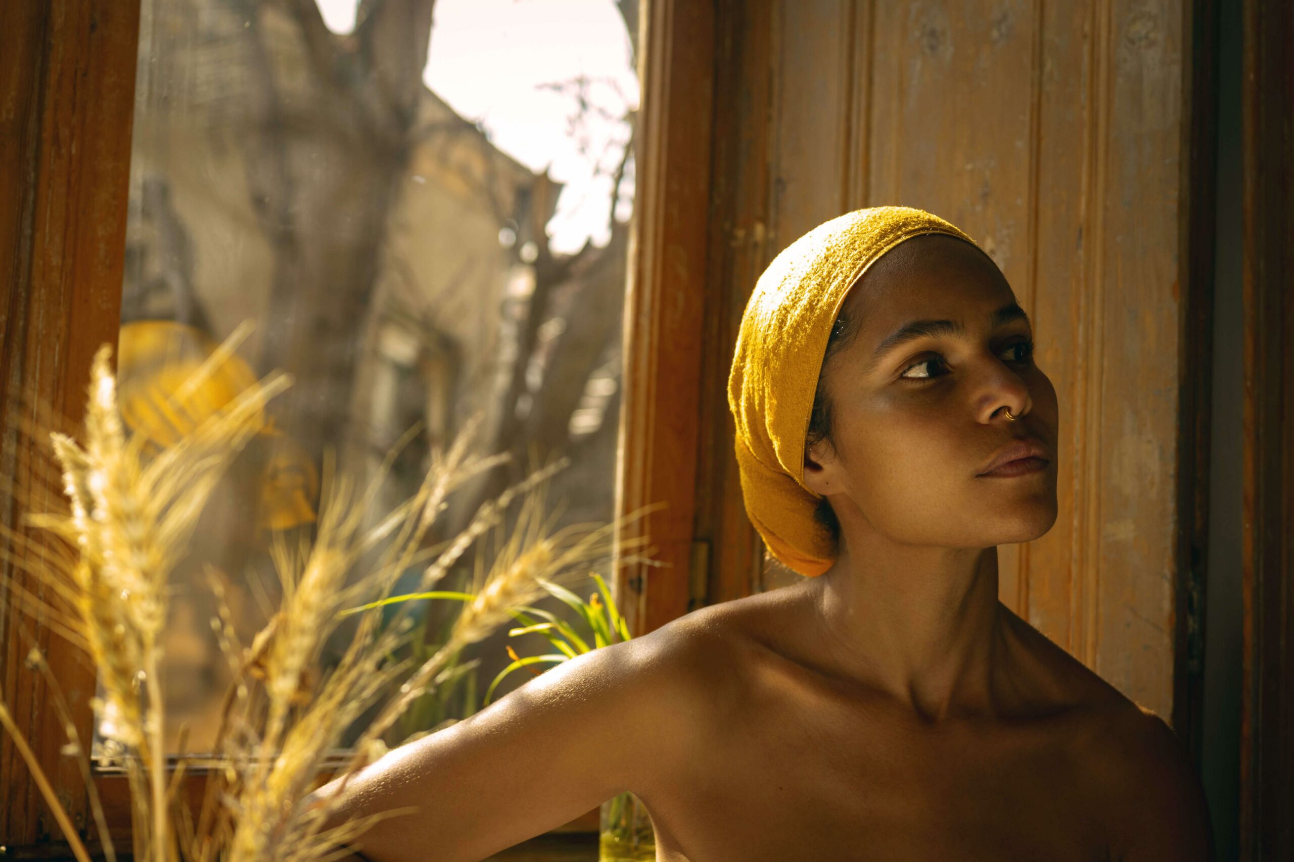 Retrato de mujer latina en Tbilisi, Georgia: Böhmisch | Elisa Hernández | Fotógrafa de mujeres en exteriores. Iluminación suave y natural