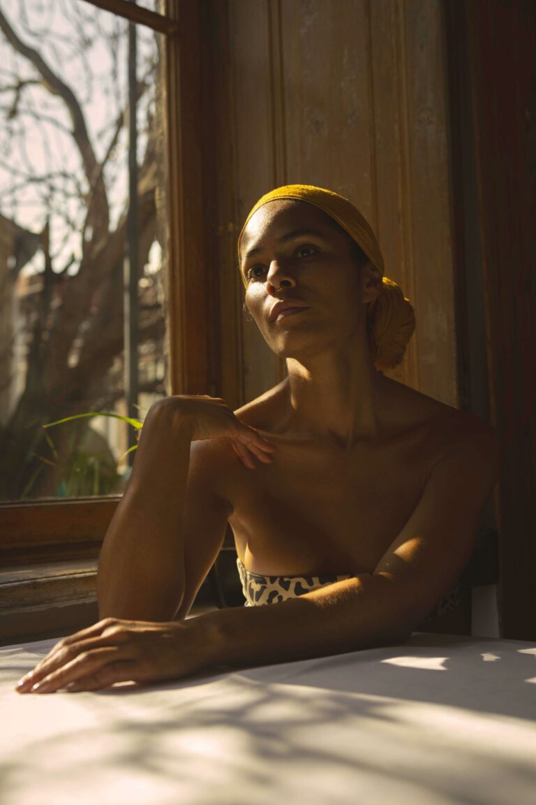 Retrato de mujer latina en Tbilisi, Georgia: Böhmisch | Elisa Hernández | Fotógrafa de mujeres en exteriores. Iluminación suave y natural