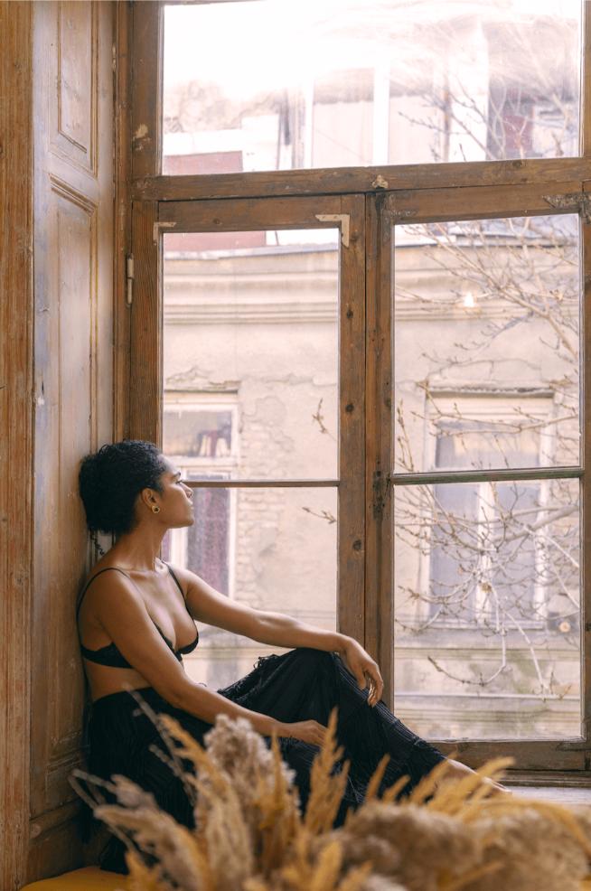 Retrato de mujer latina en Tbilisi, Georgia: Böhmisch | Elisa Hernández | Fotógrafa de mujeres en exteriores. Iluminación suave y natural