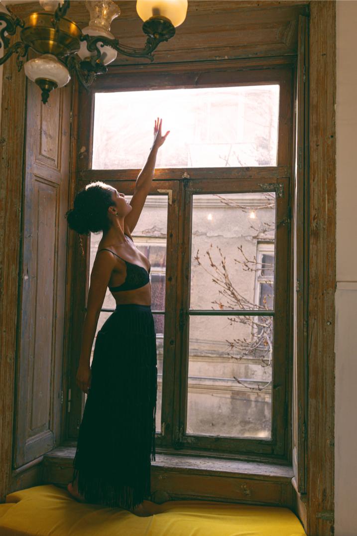 Retrato de mujer latina en Tbilisi, Georgia: Böhmisch | Elisa Hernández | Fotógrafa de mujeres en exteriores. Iluminación suave y natural