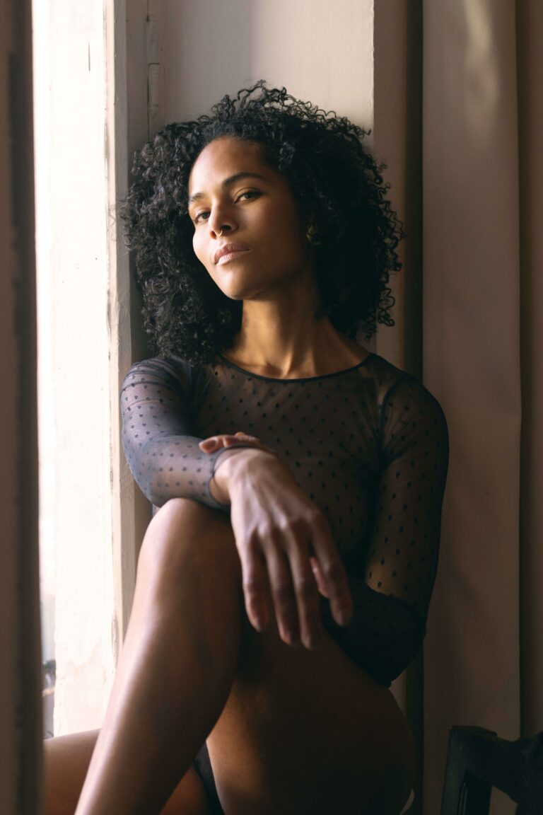 Retrato de mujer latina en Tbilisi, Georgia: Böhmisch | Elisa Hernández | Fotógrafa de mujeres en exteriores. Iluminación suave y natural