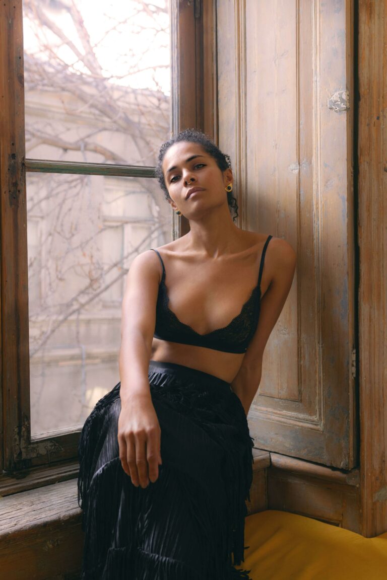 Retrato de mujer latina en Tbilisi, Georgia: Böhmisch | Elisa Hernández | Fotógrafa de mujeres en exteriores. Iluminación suave y natural