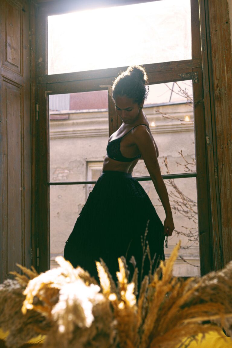 Retrato de mujer latina en Tbilisi, Georgia: Böhmisch | Elisa Hernández | Fotógrafa de mujeres en exteriores. Iluminación suave y natural