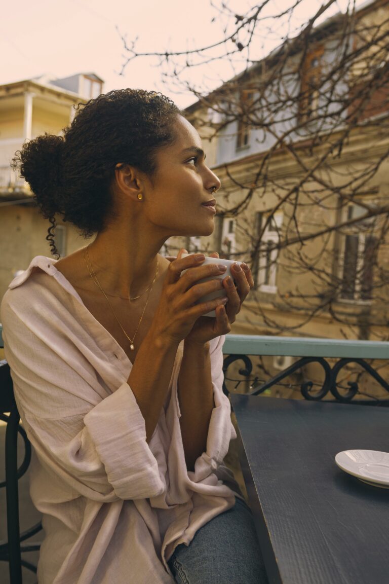 Retrato de mujer latina en Tbilisi, Georgia: Böhmisch | Elisa Hernández | Fotógrafa de mujeres en exteriores. Iluminación suave y natural