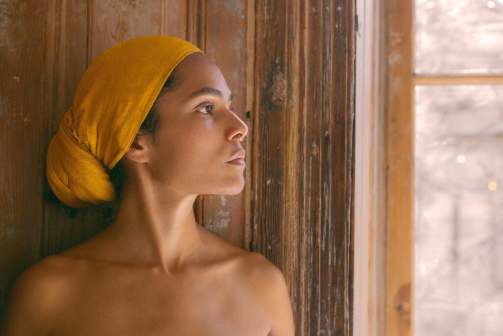 Retrato de mujer latina en Tbilisi, Georgia: Böhmisch | Elisa Hernández | Fotógrafa de mujeres en exteriores. Iluminación suave y natural
