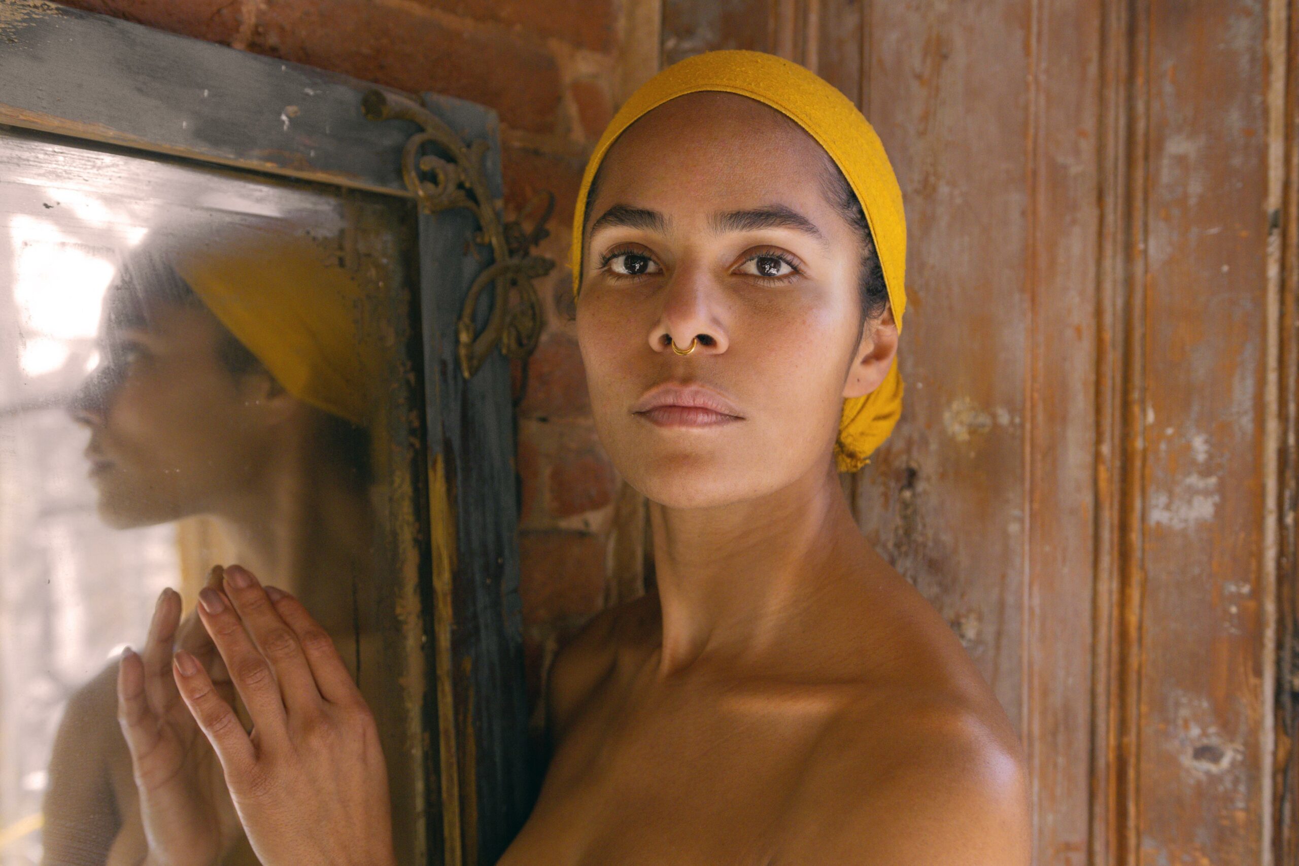 Retrato de mujer latina en Tbilisi, Georgia: Böhmisch | Elisa Hernández | Fotógrafa de mujeres en exteriores. Iluminación suave y natural
