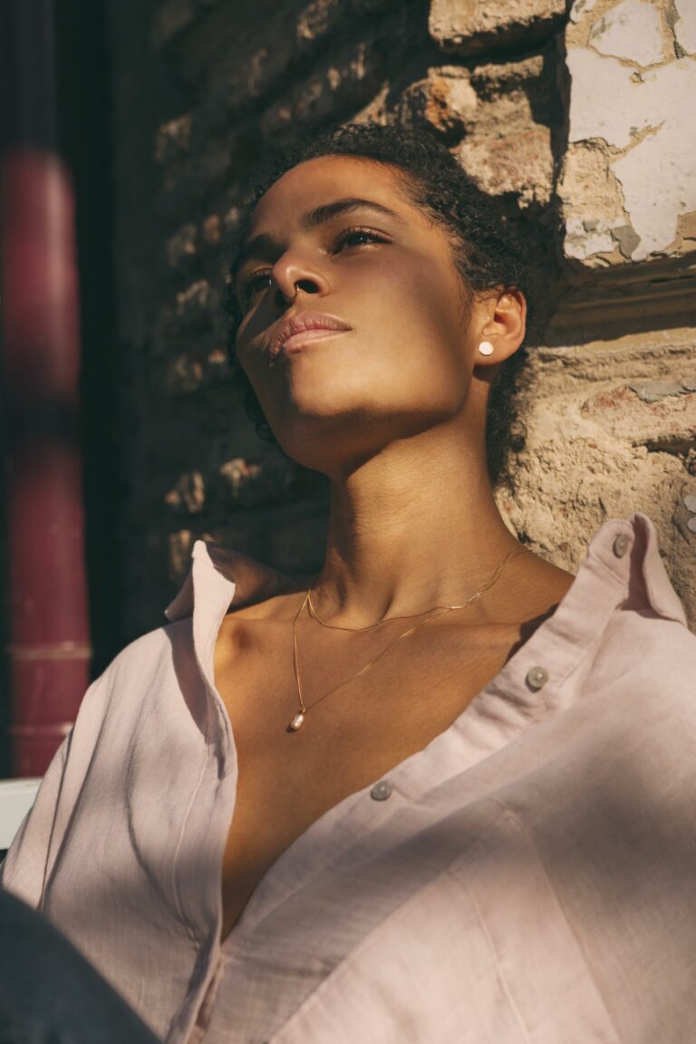 Retrato de mujer latina en Tbilisi, Georgia: Böhmisch | Elisa Hernández | Fotógrafa de mujeres en exteriores. Iluminación suave y natural